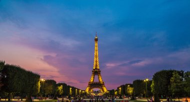 Paris 'te gün batımında Eyfel Kulesi