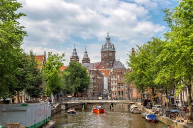 Amsterdam kanal ve st. nicolas church