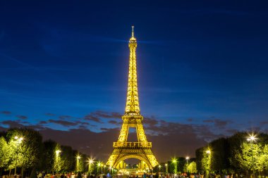 Paris 'te gün batımında Eyfel Kulesi