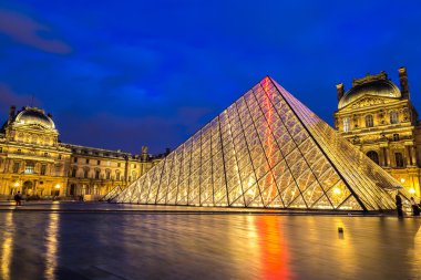 Louvre Paris gece adlı
