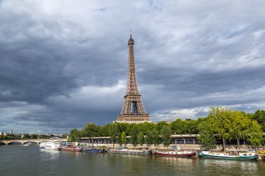 Paris ve Eyfel kulesinde SEINE