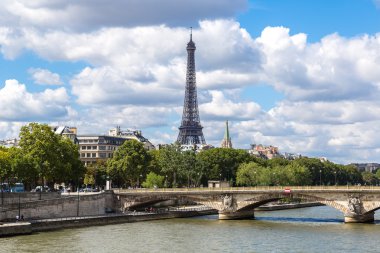 Paris'te Seine ve Eyfel Kulesi