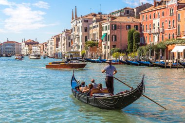 Canal Grande üzerinde gondol yaz gün