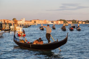 Canal Grande üzerinde gondol yaz gün