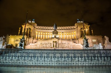 Yaz gecesi Emmanuel II anıtı