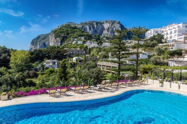 Otel havuzu Capri Adası İtalya