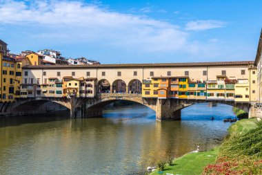 Yaz aylarında Floransa'daki Ponte Vecchio