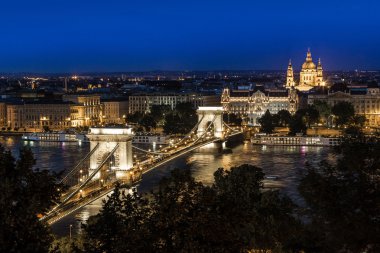 Akşam Budapeşte nehir manzarası