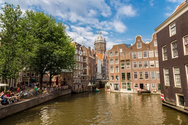 Amsterdam kanal ve st. nicolas church — Stok fotoğraf