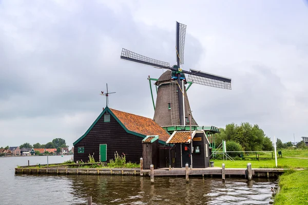 Hollanda'da Rüzgar değirmeni — Stok fotoğraf