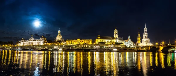 Dresden in Nacht und Fluss elbe. — Stockfoto