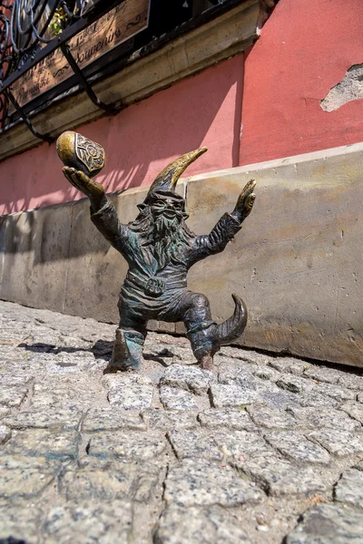 Скульптура гнома из сказки — стоковое фото