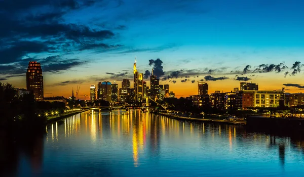 De skyline van Frankfurt am main bij zonsondergang — Stockfoto
