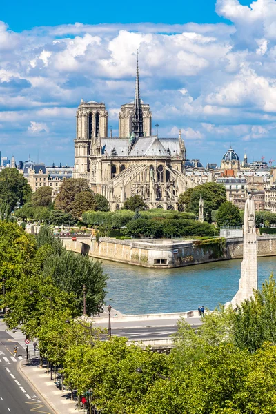 Сена и Нотр-Дам-де-Париж — стоковое фото