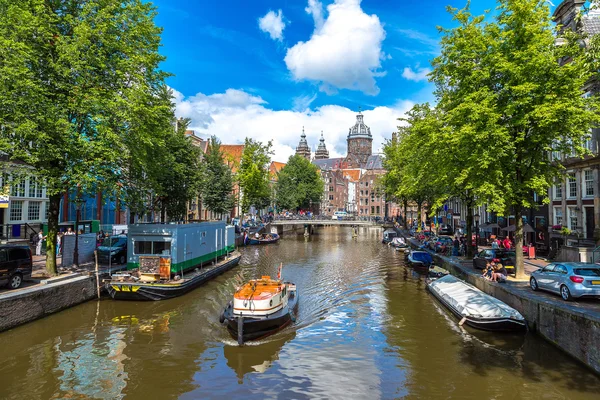 Canal et église Saint Nicolas à Amsterdam — Photo