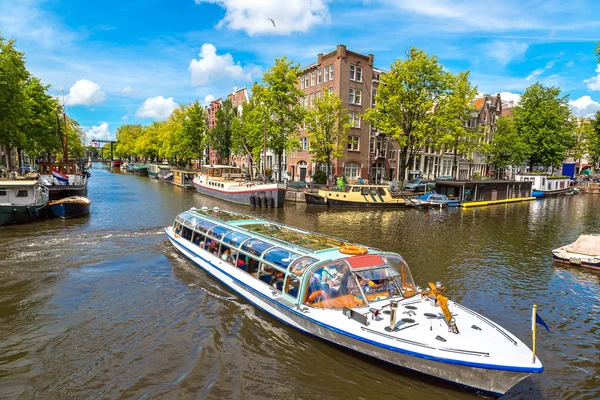 Amsterdamse gracht en boten, Holland, Nederland. — Stockfoto