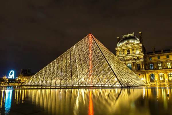 夜のパリでルーヴル美術館 — ストック写真