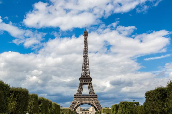 Eiffel tower in summer day — Stock Photo, Image