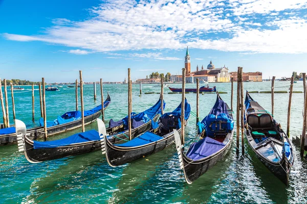 Gondels in Venetië in zomerdag — Stockfoto