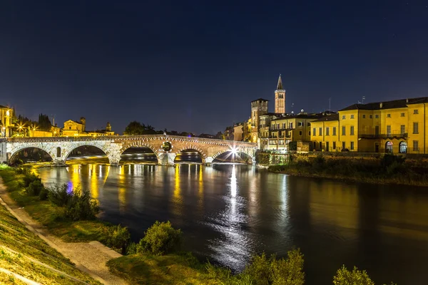 Ponte di Pietra. Puente en Verona —  Fotos de Stock