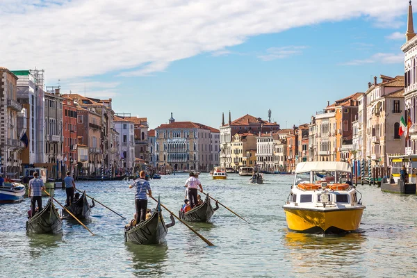 Gondeln auf Canal grande an einem Sommertag — Stockfoto