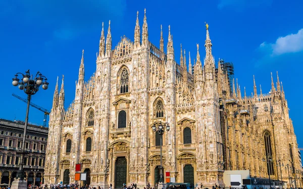 Słynnej katedry w Mediolanie w lecie — Zdjęcie stockowe