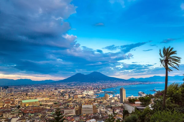 Napoli y el monte Vesubio en Italia —  Fotos de Stock