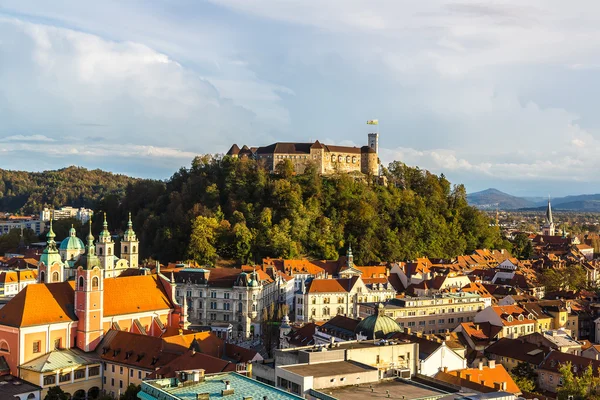 Je Lublaňský hrad v západu slunce — Stock fotografie