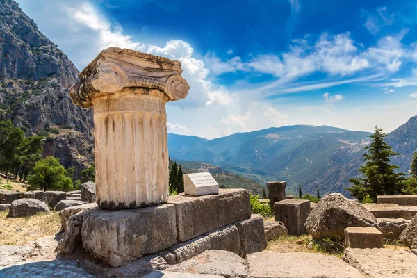 Antigua columna griega en Delfos — Foto de Stock
