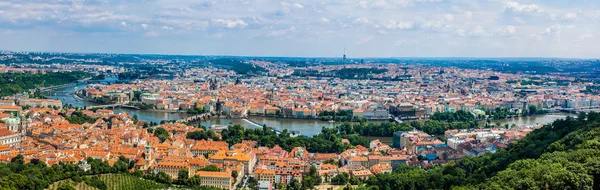 Toits de Prague dans une journée d'été — Photo