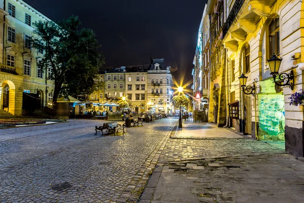 Náměstí Rynok ve Lvově v noci — Stock fotografie