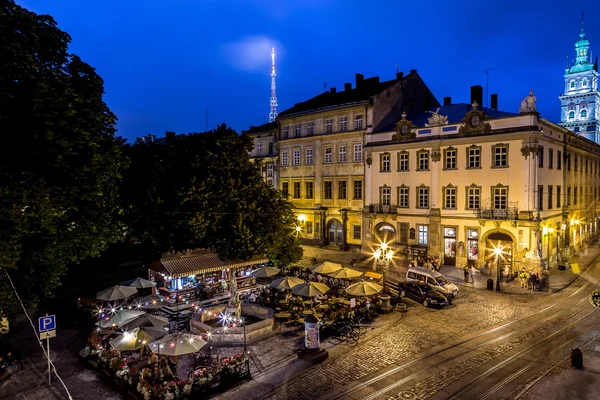 Náměstí Rynok ve Lvově v noci — Stock fotografie