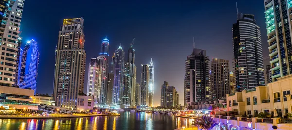 Dubai centrum in een zomernacht — Stockfoto