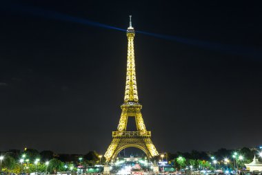 Paris 'te gün batımında Eyfel Kulesi
