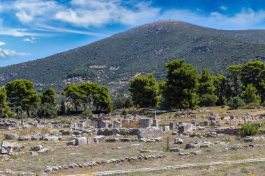 Bir yaz günü Epidavros içinde harap