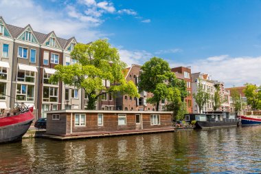 Amsterdam kanalları ve tekneler, Hollanda, Hollanda.