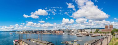 Oslo silueti ve limanı. Norveç