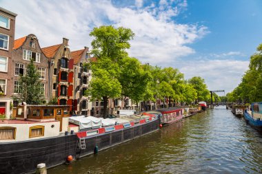 Amsterdam kanalları ve tekneler, Hollanda, Hollanda.