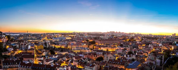 Flygfoto över Lissabon nattetid — Stockfoto