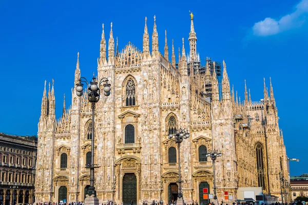 Catedral de Milão famosa no dia — Fotografia de Stock