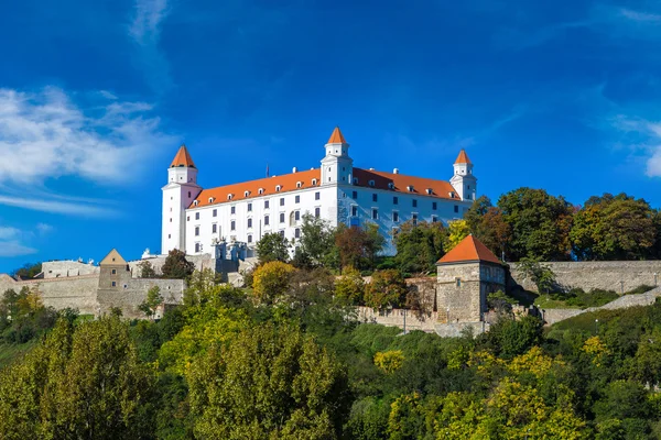 Středověký hrad v letní den, Slovensko — Stock fotografie