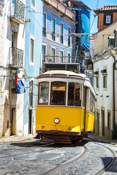 Historická tramvaj v centru Lisabonu — Stock fotografie