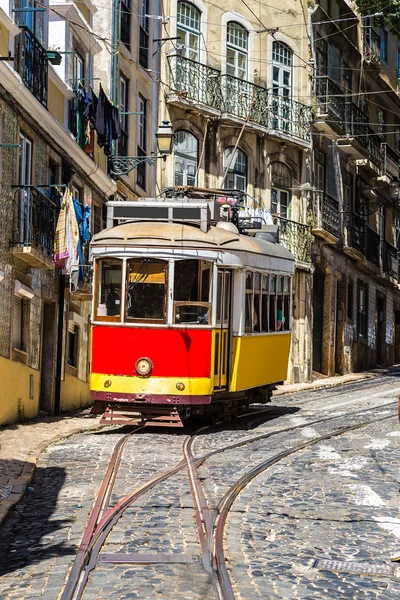 Tram vintage nel centro di Lisbona — Foto Stock