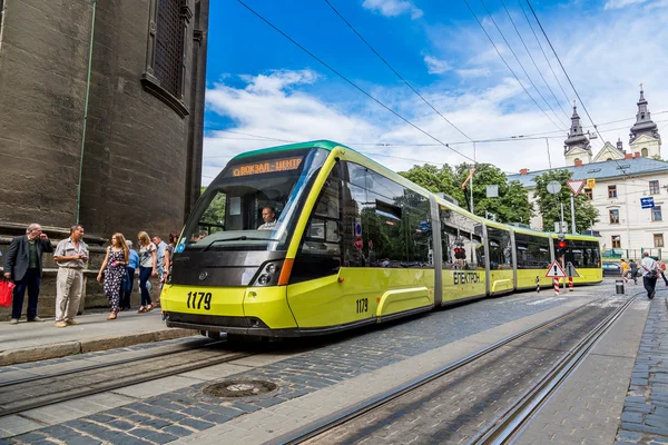 Tramwaj w zabytkowym centrum Lwowa — Zdjęcie stockowe