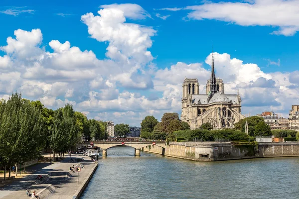 Seine ve Notre Dame de Paris