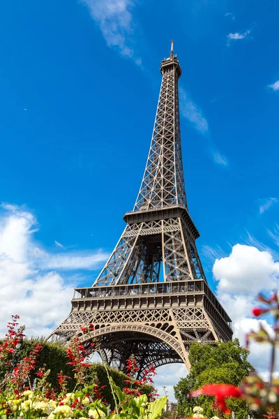 Eiffel tower on summer day — Stock Photo, Image