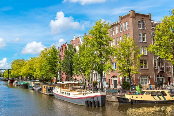 Kanaler och båtar i Amsterdam — Stockfoto