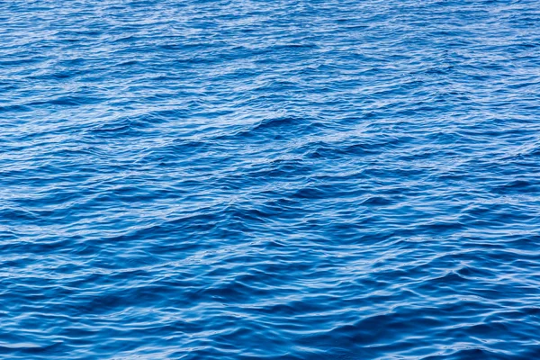 Tmavě modré mořské hladině — Stock fotografie