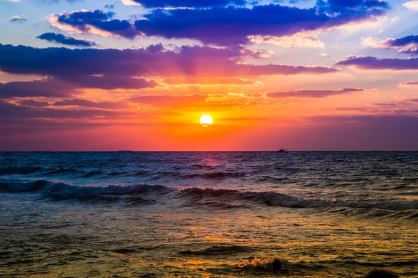 Ηλιοβασίλεμα στη θάλασσα του Ντουμπάι — Φωτογραφία Αρχείου