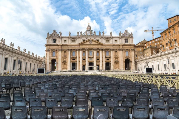 Basilica of Saint Peter in summer — Stock Photo, Image